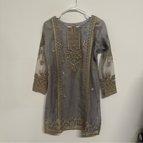 Elegant Grey Embroidered 3-Piece Gharara Set | Formal / Nikkah Outfit - Picture 4 of 10